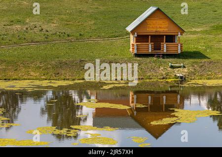 bagno in legno sulla riva di un piccolo stagno. Foto di alta qualità Foto Stock