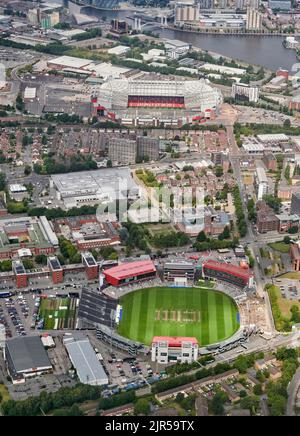 Una fotografia aerea dell'Old Trafford Cricket Ground, con il Manchester United Ground sullo sfondo, Manchester, Inghilterra nord-occidentale, Regno Unito Foto Stock