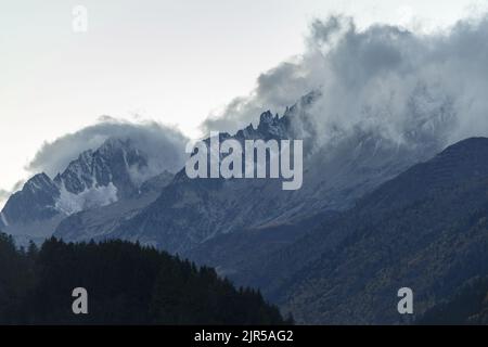 Catena montuosa del Massiccio del San Gottardo, vetta del Rotondo nelle Alpi, Svizzera Foto Stock