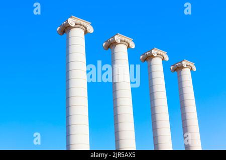 Colonne ioniche greche contro il cielo blu . Antico stile architettonico Foto Stock