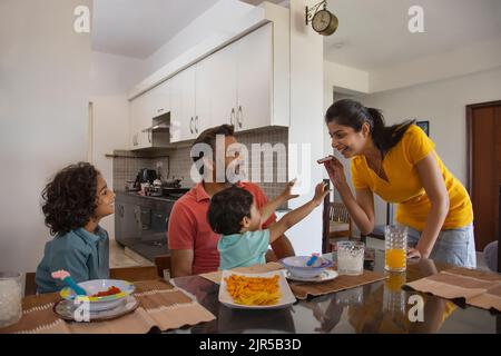 Ritratto di una famiglia nucleare felice divertirsi durante la colazione Foto Stock