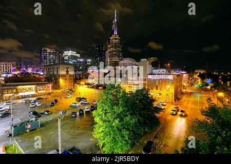 Blick auf die Skyline von Nashville bei Nacht, Tennessee, Vereinigte Staaten von Amerika Foto Stock