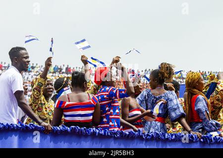 I giovani liberiani marciano con bandiere durante la celebrazione bicentennale della nascita della Liberia, 14 febbraio 2022 a Monrovia. Questo paese dell'Africa occidentale è stato fondato come colonia nel 1822 dagli ex schiavi americani Foto Stock