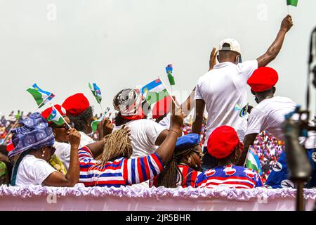 I giovani liberiani marciano con bandiere durante la celebrazione bicentennale della nascita della Liberia, 14 febbraio 2022 a Monrovia. Questo paese dell'Africa occidentale è stato fondato come colonia nel 1822 dagli ex schiavi americani Foto Stock