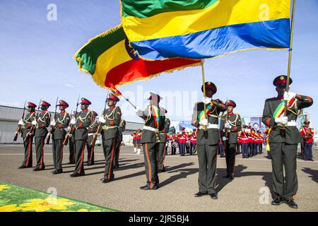 La guardia d'onore dell'esercito etiopico che tiene le bandiere del Gabon e dell'Etiopia all'aeroporto di Addis Abeba, all'arrivo del primo ministro gabonese, Rose Francine Ossouka Rafonda, il 04 febbraio 2022 per partecipare al vertice dell'Unione Africana. Foto Stock