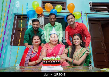 Donna anziana festeggia il suo compleanno con la famiglia Foto Stock