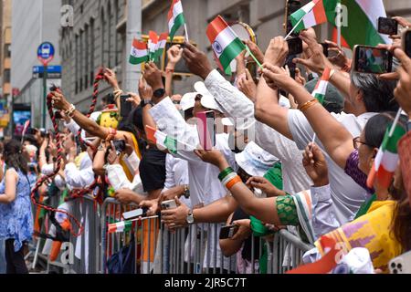 New York, Stati Uniti. 21st ago, 2022. I newyorkesi indiani sono visti sventolare le bandiere durante la parata annuale di giorno indiano lungo Madison Avenue a New York City il 21 agosto 2022. (Foto di Ryan Rahman/Pacific Press) Credit: Pacific Press Media Production Corp./Alamy Live News Foto Stock