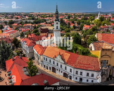 Veszprem, Ungheria - veduta aerea del quartiere del castello di Veszprem con edifici medievali e torre di guardia antincendio in piazza Ovaros su una luminosa da estiva Foto Stock