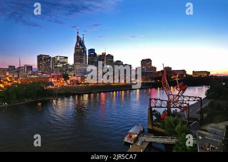 Blick auf die Skyline von Nashville im Abendlicht, Tennessee, Vereinigte Staaten von Amerika Foto Stock