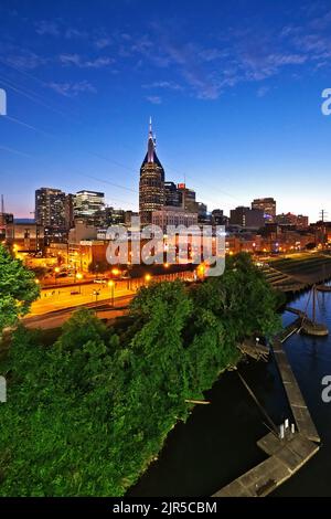 Blick auf die Skyline von Nashville im Abendlicht, Tennessee, Vereinigte Staaten von Amerika Foto Stock