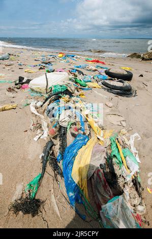 Un mucchio di spazzatura che trascina su una spiaggia a Libreville, 11 agosto 2019. La capitale del Gabon ha un problema di raccolta ricorrente di rifiuti e l'incivismo della popolazione. Foto Stock