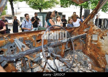 Berlino, Germania. 22nd ago, 2022. La mostra intitolata Testament of Buha è iniziata il 22 agosto 2022 a Berlino, in Germania. L'auto in cui i soldati russi hanno ucciso tre donne e una ragazza cercando di fuggire in sicurezza a Buca, Ucraina, è in mostra sul viale Kurfurstendamm. Credit: Ales Zapotocky/CTK Photo/Alamy Live News Foto Stock