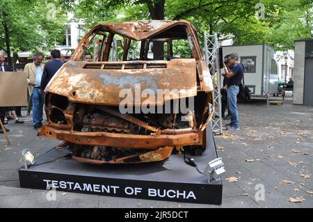 Berlino, Germania. 22nd ago, 2022. La mostra intitolata Testament of Buha è iniziata il 22 agosto 2022 a Berlino, in Germania. L'auto in cui i soldati russi hanno ucciso tre donne e una ragazza cercando di fuggire in sicurezza a Buca, Ucraina, è in mostra sul viale Kurfurstendamm. Credit: Ales Zapotocky/CTK Photo/Alamy Live News Foto Stock