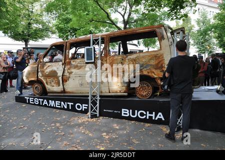 Berlino, Germania. 22nd ago, 2022. La mostra intitolata Testament of Buha è iniziata il 22 agosto 2022 a Berlino, in Germania. L'auto in cui i soldati russi hanno ucciso tre donne e una ragazza cercando di fuggire in sicurezza a Buca, Ucraina, è in mostra sul viale Kurfurstendamm. Credit: Ales Zapotocky/CTK Photo/Alamy Live News Foto Stock