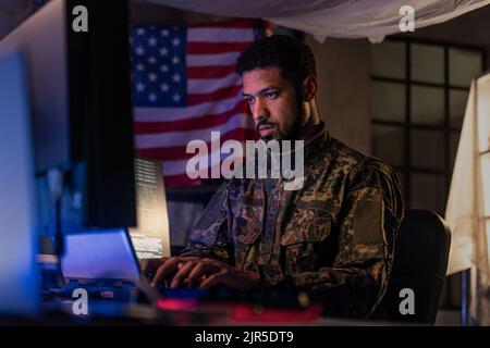 Hacker americano in unifrorm militare su Dark web, concetto di cyberwar. Foto Stock