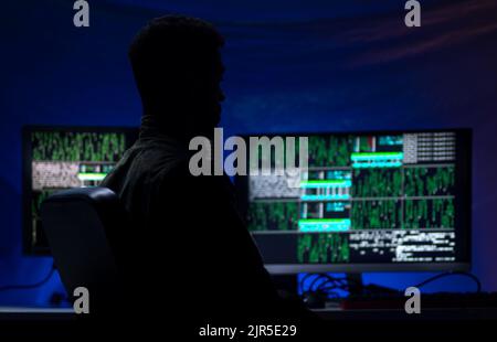 Hacker americano in unifrorm militare su Dark web, concetto di cyberwar. Foto Stock