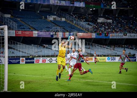 Kolata, India. 20th ago, 2022. ATK Mohun Bagan FC ( Green & Maroon ) giocato contro Rajasthan United FC ( bianco) nella partita n. 9 per il gruppo B, durante la Coppa Durand 2022 giocato al Vivekananda Yuba Bharati Kirrangan ( VYBK ) In Kolkata il 20-08-2022.ATK Mohun Bagan perde $2-3 a Rajasthan United (Foto di Amlan Biswas/Pacific Press) Credit: Pacific Press Media Production Corp./Alamy Live News Foto Stock