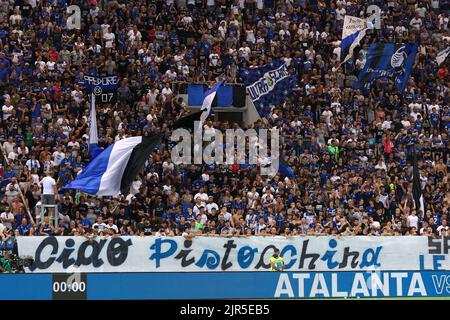 Bergamo, Italia. 21st ago, 2022. Italia, Bergamo, agosto 21 2022: I sostenitori di Atalanta sventolano le bandiere negli stand durante il gioco di calcio ATALANTA vs AC MILAN, Serie A Tim 2022-2023 day2 Gewiss Stadium (Foto di Fabrizio Andrea Bertani/Pacific Press) Credit: Pacific Press Media Production Corp./Alamy Live News Foto Stock