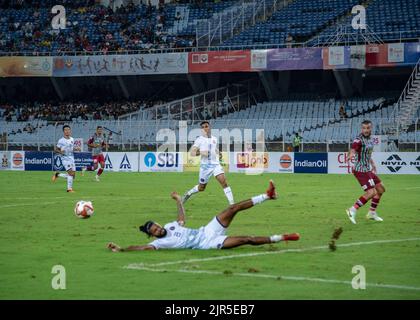 Kolata, India. 20th ago, 2022. ATK Mohun Bagan FC ( Green & Maroon ) giocato contro Rajasthan United FC ( bianco) nella partita n. 9 per il gruppo B, durante la Coppa Durand 2022 giocato al Vivekananda Yuba Bharati Kirrangan ( VYBK ) In Kolkata il 20-08-2022.ATK Mohun Bagan perde $2-3 a Rajasthan United (Foto di Amlan Biswas/Pacific Press) Credit: Pacific Press Media Production Corp./Alamy Live News Foto Stock