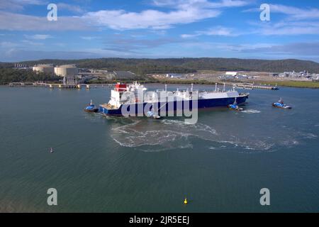 LNG Tanker Cesi Beihai ormeggio al CESI LNG Terminal uno per l'esportazione dalla struttura di Curtis Island vicino a Gladstone Queensland Australia Foto Stock