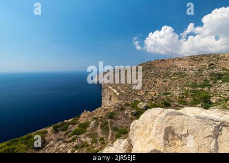 Le imponenti scogliere di Dingli sulla costa occidentale di Malta. Costellano il punto più alto di Malta a circa 253 metri sul livello del mare. Le vedute sono mozzafiato Foto Stock