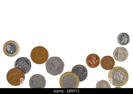 Uno sfondo piatto di monete britanniche isolate su uno sfondo bianco con spazio per le copie. Foto Stock