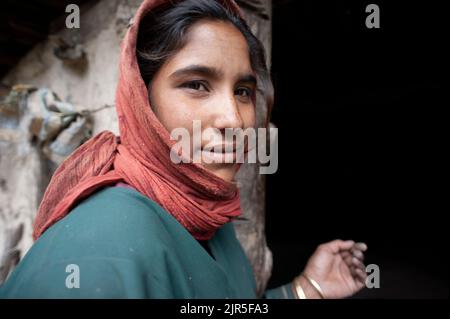 Pahalgam, Anantnag, Jammu e Kashmir, India - 01 agosto 2011: Bella donna zingara di etnia gujara. Foto Stock
