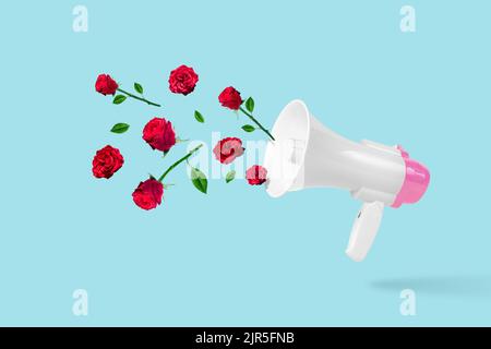 Megafone bianco-rosa con fiori rossi e foglie verdi su sfondo blu pastello. Concetto creativo e minimale. Foto Stock
