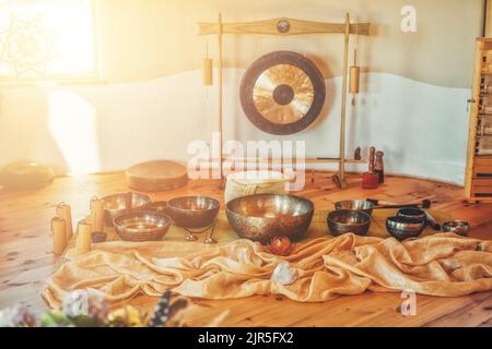 bella ciotola tibetana e gong, spazio cerimoniale. Foto Stock