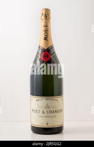 Jeroboam bottiglia di champagne Brut Imperial della cantina Moet et Chandon su sfondo grigio Foto Stock