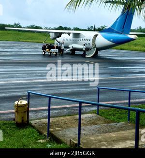 Il bagaglio viene caricato su un piccolo aereo passeggeri a Puerto CabezasNicaragua Foto Stock