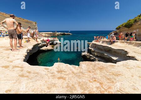 La piscina di San Pietro è una delle più belle e splendide piscine naturali di Malta e si trova vicino a Marsaxlokk, sulla punta di Delimara P. Foto Stock