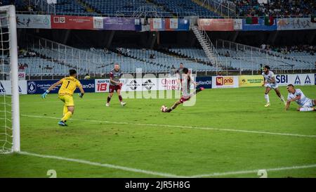 Kolata, India. 20th ago, 2022. ATK Mohun Bagan FC ( Green & Maroon ) giocato contro Rajasthan United FC ( bianco) nella partita n. 9 per il gruppo B, durante la Coppa Durand 2022 giocato al Vivekananda Yuba Bharati Kirrangan ( VYBK ) In Kolkata il 20-08-2022.ATK Mohun Bagan perde $2-3 a Rajasthan United (Credit Image: © Amlan Biswas/Pacific Press via ZUMA Press Wire) Foto Stock