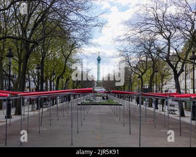 Area di mercato vuota in una giornata non di mercato con colonna di luglio sullo sfondo a Place Bastille, Parigi, Francia. Foto Stock