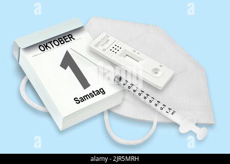 Calendario tedesco 2022 ottobre 1 Sabato con antigene Test, FFP2 maschera e vaccinazione su sfondo blu Foto Stock