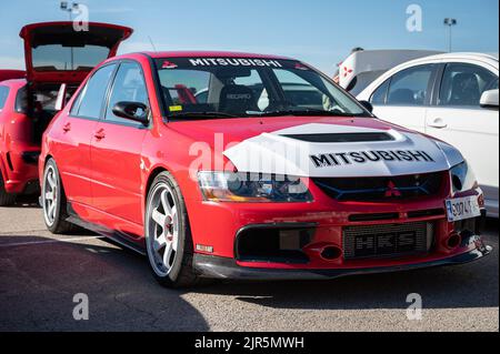 Un Mitsubishi Lancer Evolution IX rosso bianco parcheggiato in una mostra Foto Stock