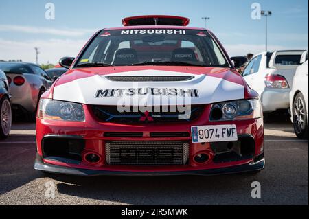 Un Mitsubishi Lancer Evolution IX rosso bianco parcheggiato in una mostra Foto Stock