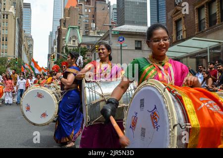 New York, NY, Stati Uniti. 21st ago, 2022. Gli artisti marciano lungo Madison Avenue durante la parata annuale dell'Indian Day il 21 agosto 2022 a New York City. (Credit Image: © Ryan Rahman/Pacific Press via ZUMA Press Wire) Foto Stock