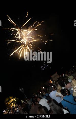 parga Grecia, folla di turisti che godono di fuochi d'artificio spettacolo sul cielo notturno in occasione della celebrazione del 15 agosto 2022 a parga città in grecia, epiro Foto Stock