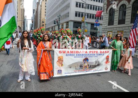 New York, NY, Stati Uniti. 21st ago, 2022. I newyorkesi escono in gran numero per assistere all'annuale Indian Day Parade lungo Madison Avenue a New York City il 21 agosto 2022. (Credit Image: © Ryan Rahman/Pacific Press via ZUMA Press Wire) Foto Stock