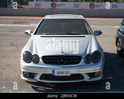 Una Mercedes Benz CLK C209 argento sportiva di lusso parcheggiata in una mostra Foto Stock