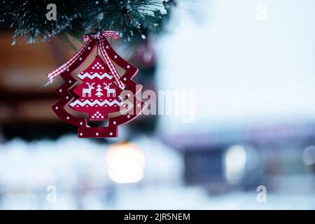 Albero di Natale con un cervo appeso su un albero. Modello scandinavo. Foto Stock