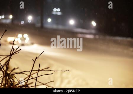 Il gatto delle nevi rimuove la neve dalla pista da sci notturna. Foto Stock