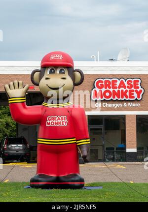 STILLWATER, MN, USA - 18 GIUGNO 2022 - Grease Monkey Automotive Repair Faciliy Exterior and Trademark logo. Foto Stock