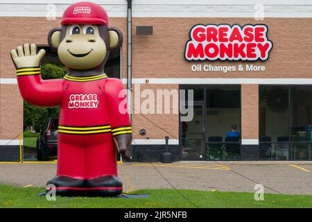 STILLWATER, MN, USA - 18 GIUGNO 2022 - Grease Monkey Automotive Repair Faciliy Exterior and Trademark logo. Foto Stock