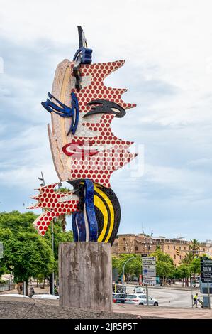 Scultura chiamata la Cara de Barcelona o la testa di Barcellona dell'artista Roy Lichtenstein. Il pezzo d'arte si trova nel quartiere sul lungomare Foto Stock