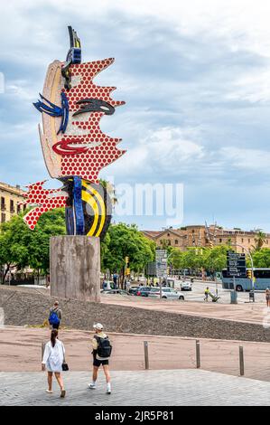 Scultura chiamata la Cara de Barcelona o la testa di Barcellona dell'artista Roy Lichtenstein. Il pezzo d'arte si trova nel quartiere sul lungomare Foto Stock