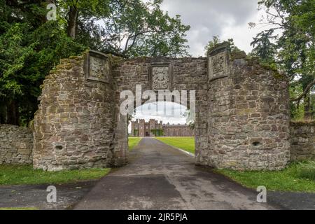 Scone Palace fuori Perth, visto attraverso il restaurato arco del 16th ° secolo dell'ex abbazia agostiniana. Foto Stock