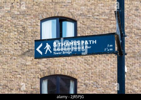 Un cartello per il sentiero a lunga distanza Thames Path a Wapping, East London. Foto Stock