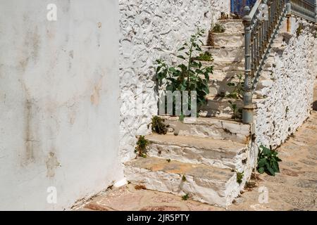 Strada in piccola città mediterranea nella soleggiata giornata estiva Foto Stock